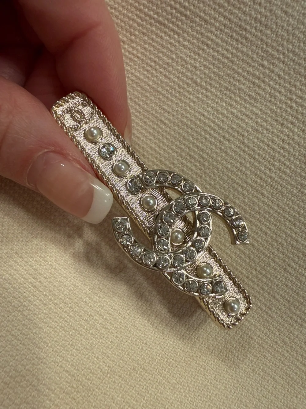 Chanel Pearl and Crystal Hair Clip COA included SB002-002